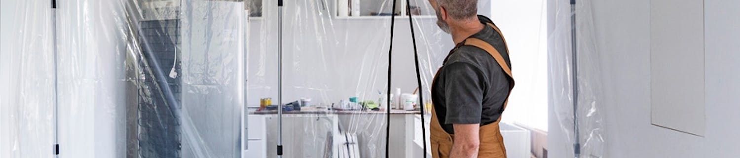 Damm och skräp spärras in bakom en vägg av plast. Med en dragkedja kommer vi snabbt ut och in. Damm och skräp spärras in bakom en vägg av plast. Med en dragkedja kommer vi snabbt ut och in.